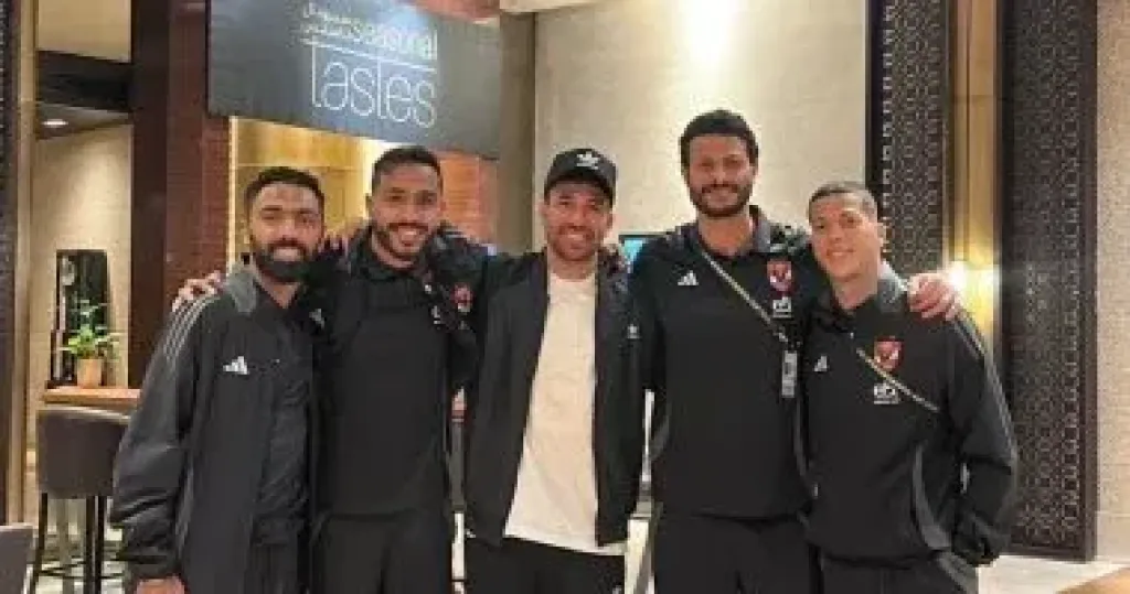 محمود حسن تريزيجيه مع لاعبي الأهلى