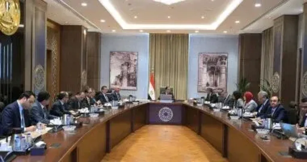 رئيس الوزراء خلال الاجتماع