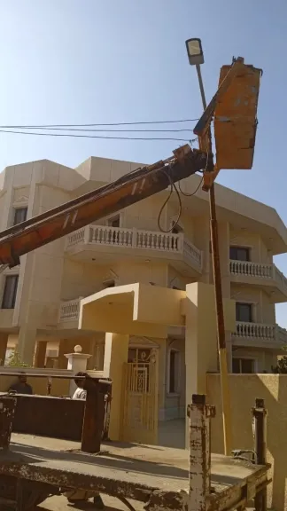 اثناء تركيب الاناره بالشوارع
