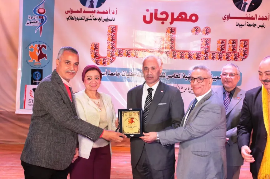 جانب من متابعه 