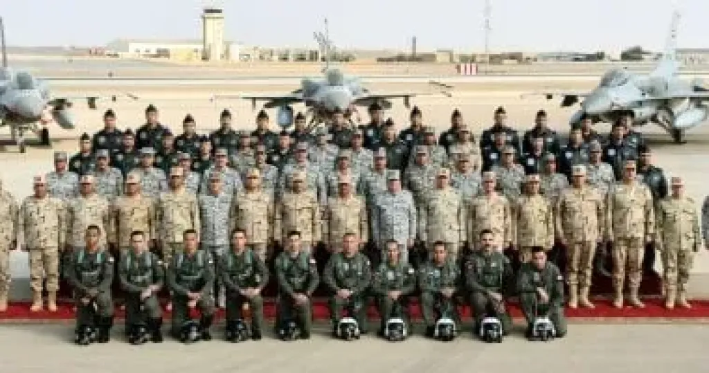 وزير الدفاع يتفقد إحدى القواعد الجوية