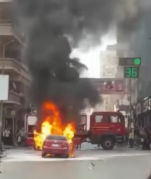 اشتعال النيران في السياره