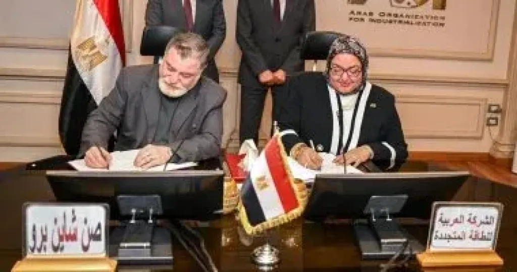 رئيس العربية للتصنيع ووزير الكهرباء يشهدان توقيع عقد إنشاء مشروع للألواح الشمسية