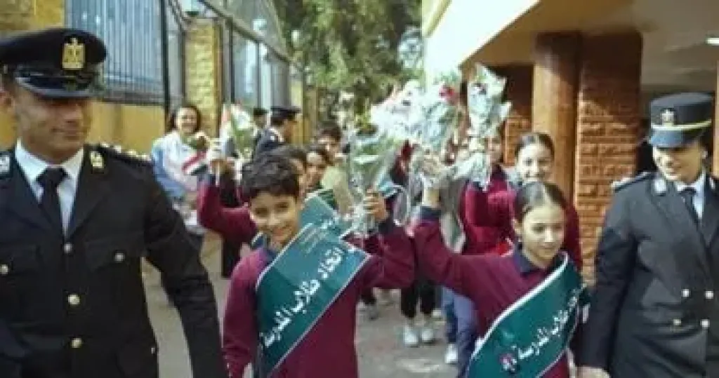 ضباط الشرطة مع الطلاب