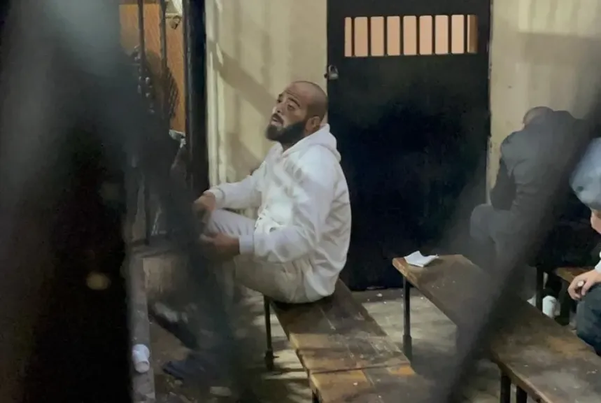 المتهم في جلسة محاكمته بقتل صاحب مقهي أسوان في مصر الجديدة