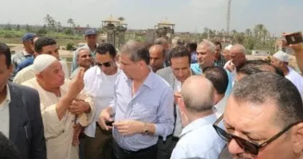 وزير الزراعة مع المزارعين