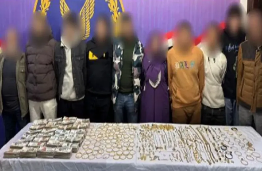 المتهمون والمشغولات الذهبية المضبوطة