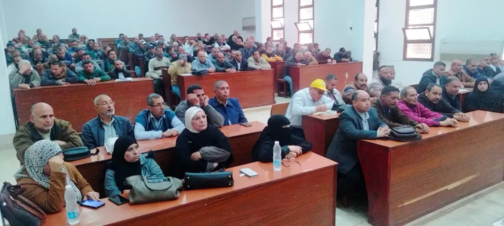 عزام يجتمع بمديرى الجمعيات المحلية و التعاون الزراعى 