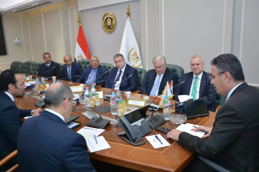 وزير التموين يبحث تعزيز التعاون مع شركة “أرتك بيبر” 