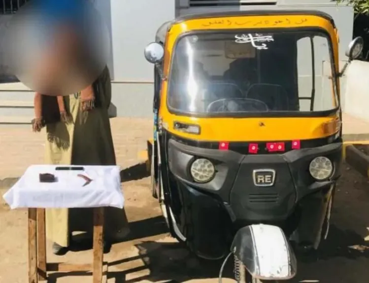 المتهم بسرقة التوك توك وبحوزته المضبوطات