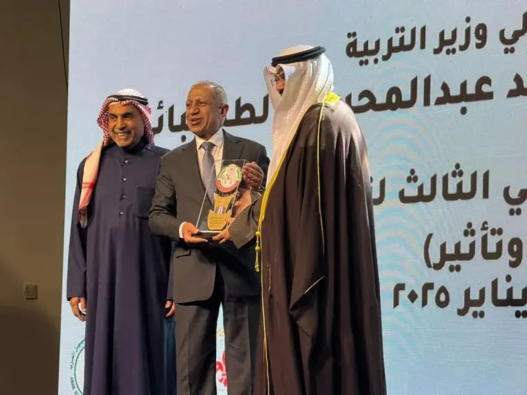 وزير التربية الكويتي يكرم الدكتور إسماعيل عبد الغفار