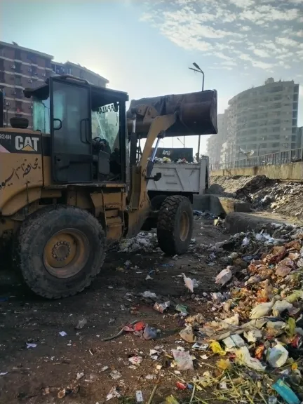 اللودر اثناء رفع القمامه