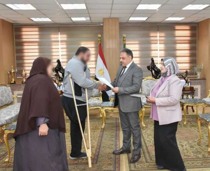 جانب من تسليم العقود