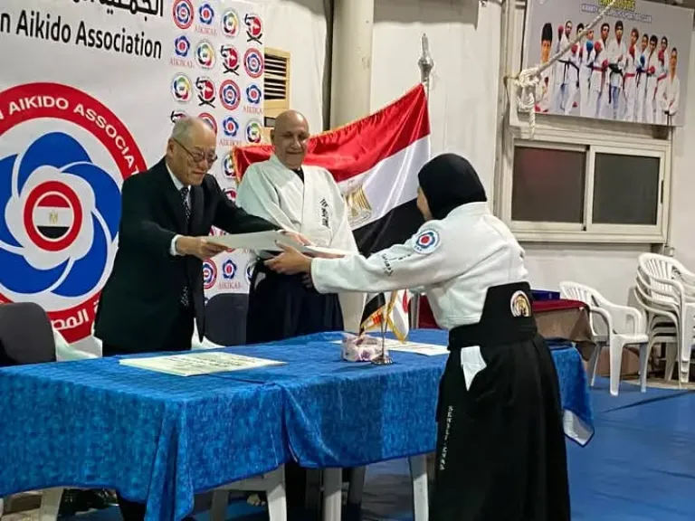 السفير الياباني يسلم الشهادات