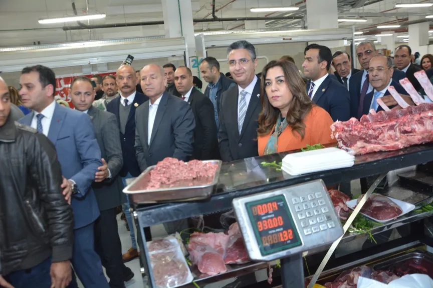 وزيرا التموين و التنمية المحلية يتفقدان بازار القاهرة