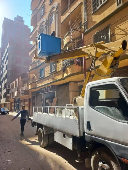 اثناء تركيب الكشافات الاناره