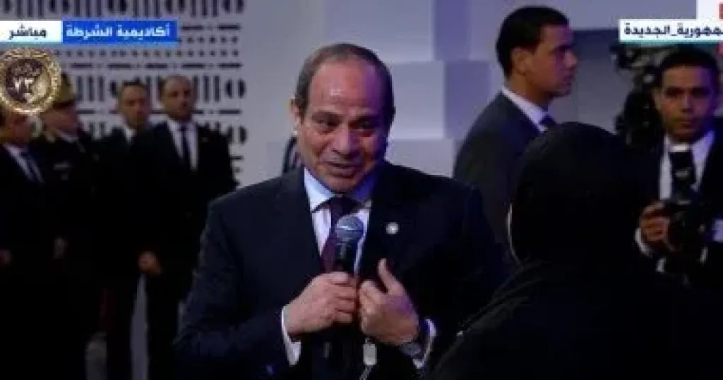 الرئيس عبد الفتاح السيسى وفى يده سلسلة الشهيد عمر القاضى