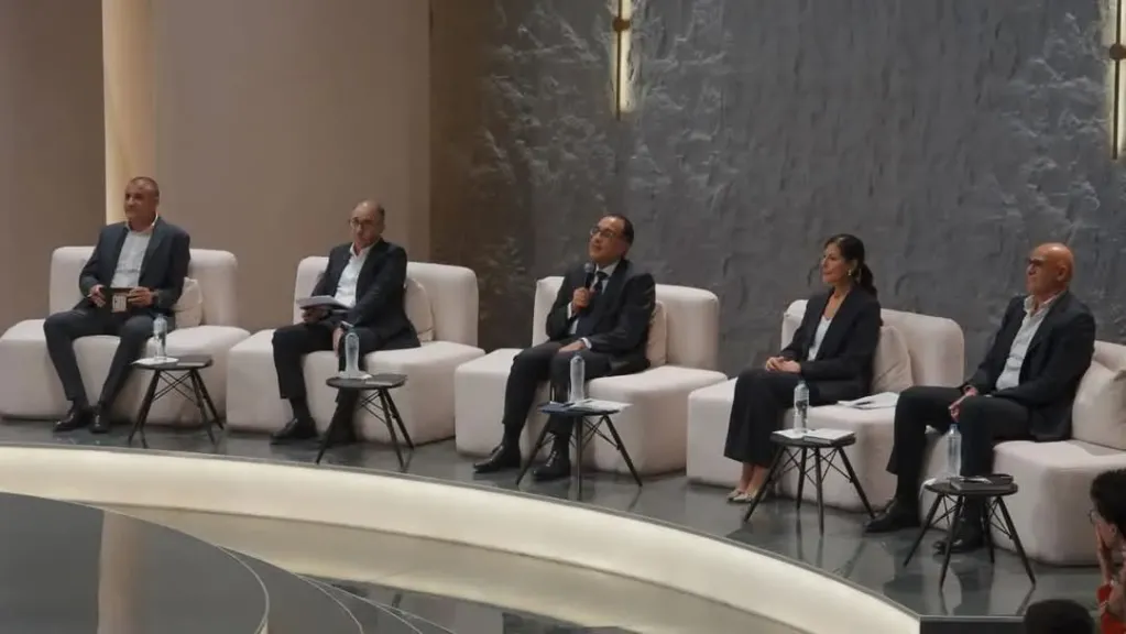 رئيس الوزراء خلال رئاسة لجنة التحكيم 
