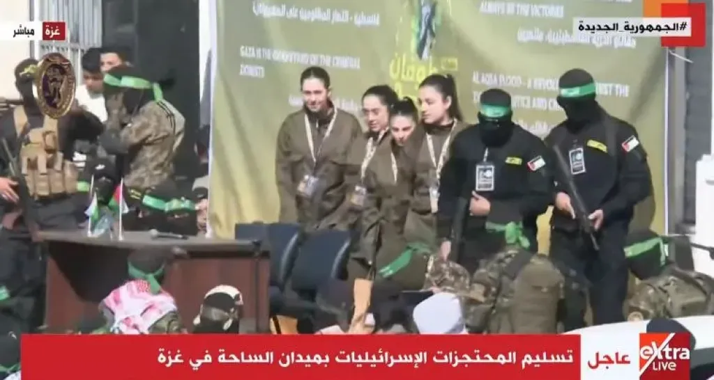 الصليب الأحمر يستلم المحتجزات الأسرائيليات الأربع في وسط غزة