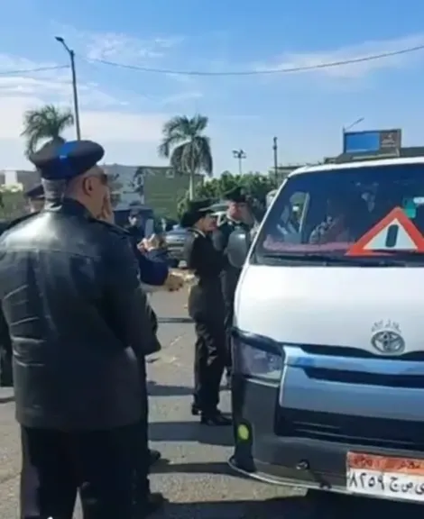 رجال المرور اثناء توزيع الورود