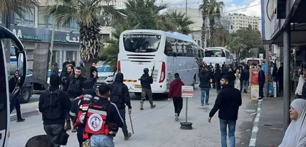 3 حافلات تقل 114 أسيرا محررا تصل إلى مدينة رام الله