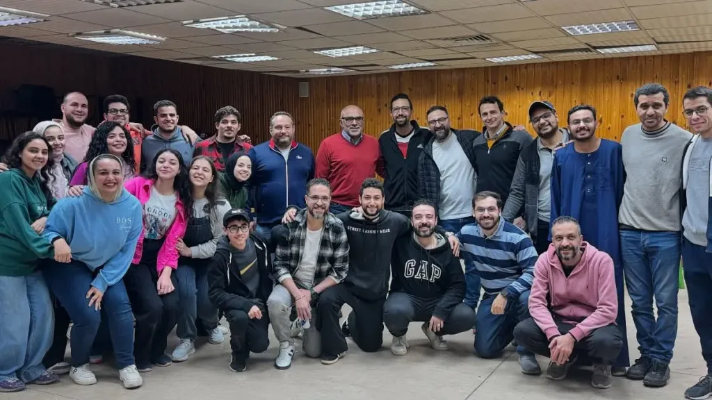 فريق مسرح الزهور يعرض مسرحية "شارع 30 شقة 9“ الخميس المقبل