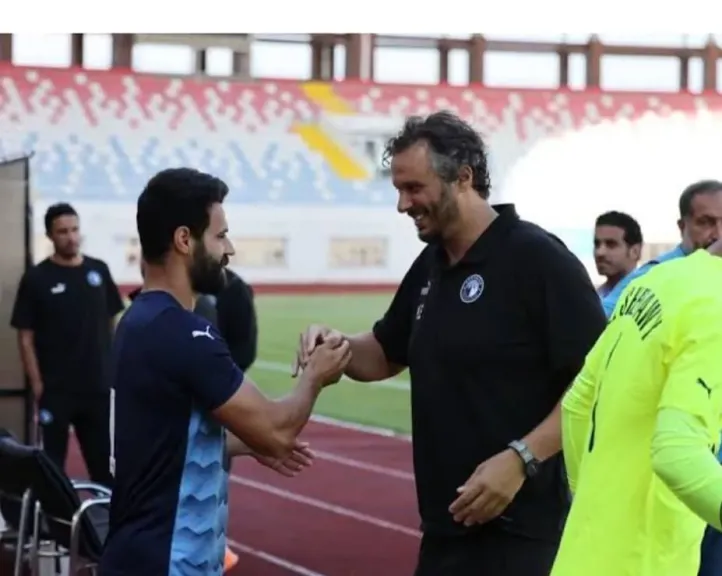 المهندس ممدوح عيد رئيس نادي بيراميدز  يلتقي مع اللاعبين 