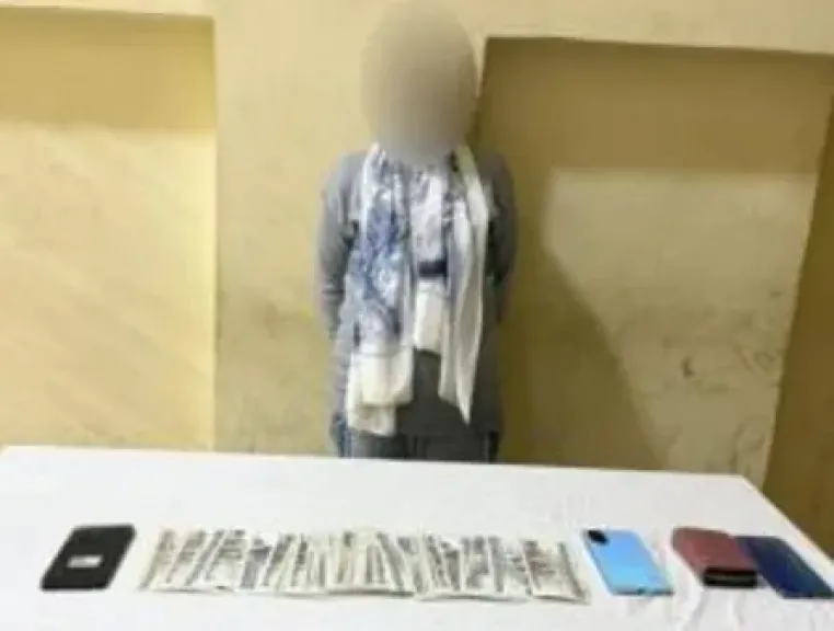 سقوط سيدة لقيامها بنشل متعلقات المواطنين بمنطقة الموسكي