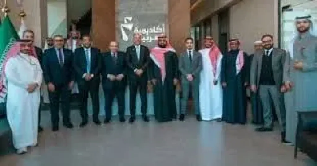 وزير العمل يبحث مع الأكاديمية العربية في السعودية فرص التعاون 