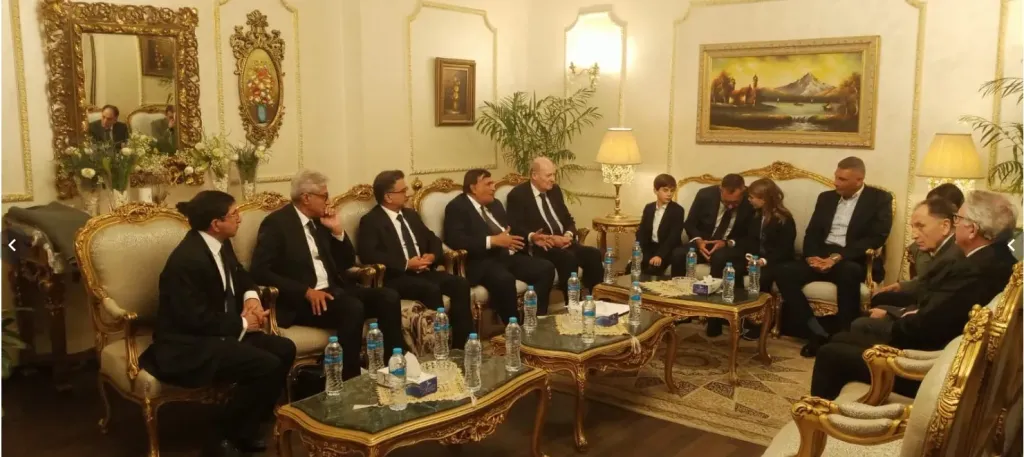 جانب من مستقبلى جثمان الأمير الراحل كريم الحسيني آغاخان الرابع