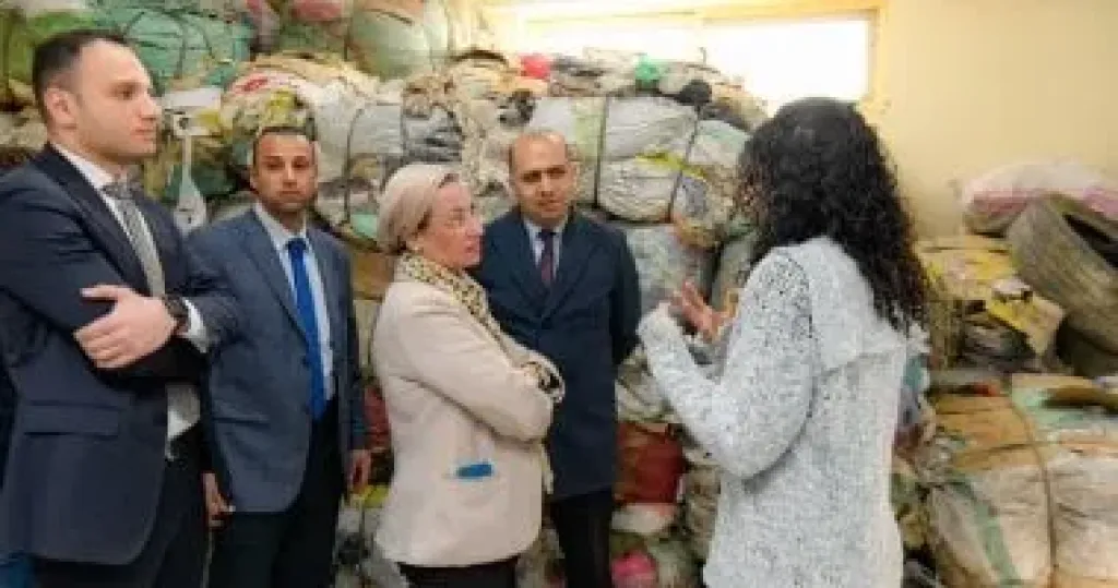 وزيرة البيئة خلال الجولة