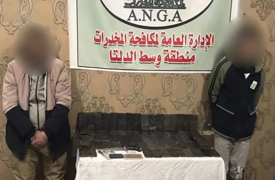 متهمان مع المضبوطات- وزارة الداخلية