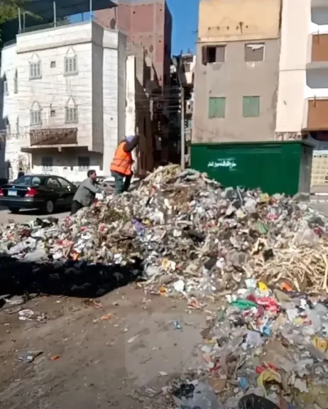 اثناء رفع القمامه من حي غرب