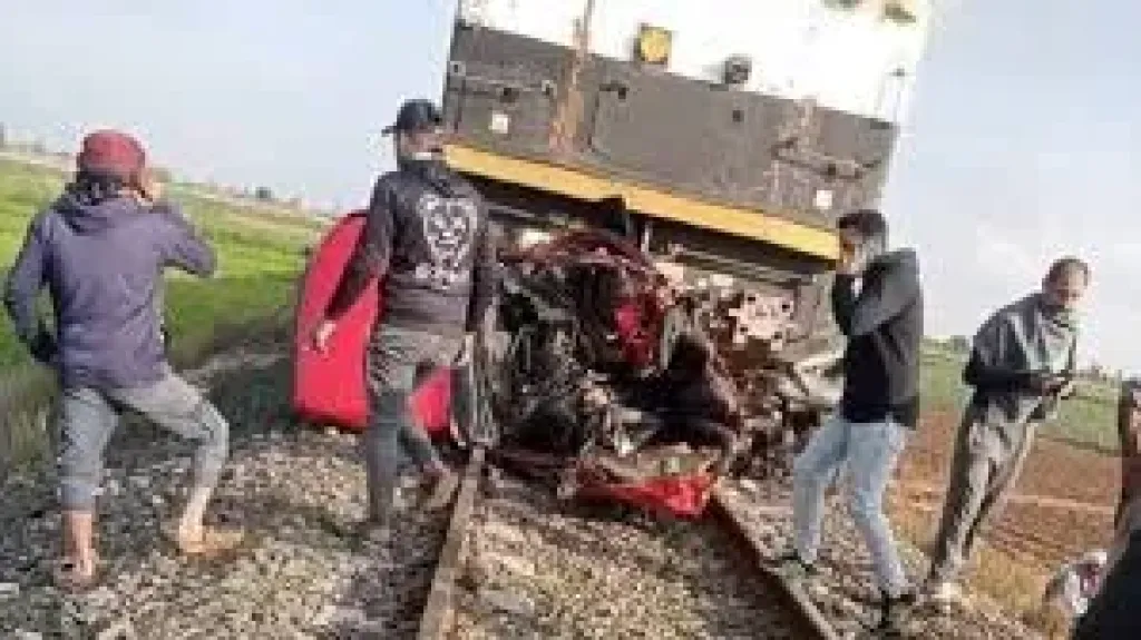 حادث تصادم قطار بضائع بسيارة نصف نقل