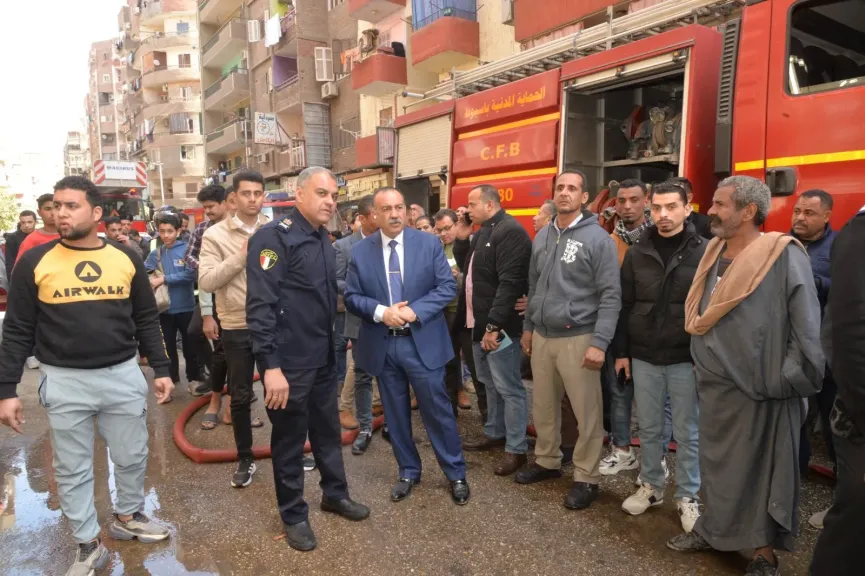 محافظ   اثناء معاينه الحريق
