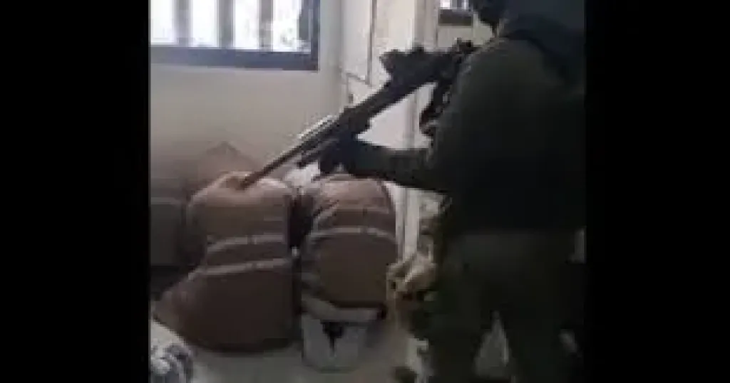 حراس سجون الاحتلال يجبرون فلسطينيين على الركوع