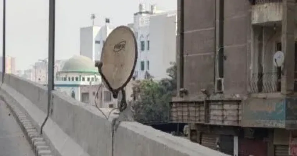 طبق دش على الكوبرى