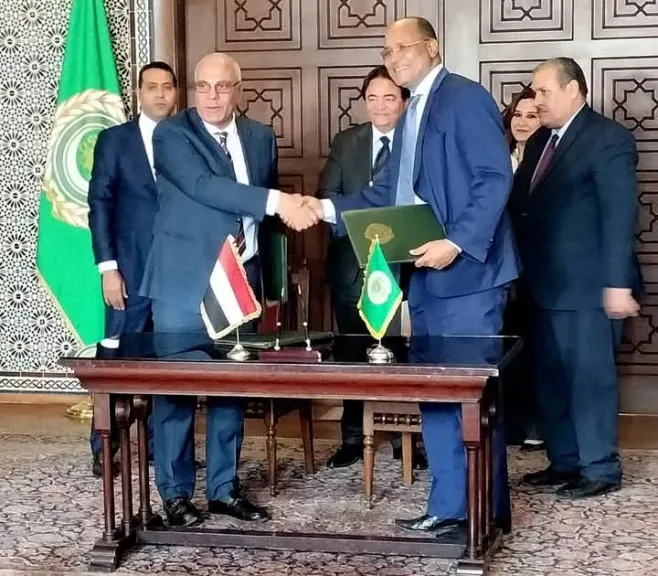 جانب من التوقيع 