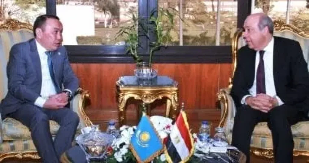 وزير الطيران يلتقي السفير الكازاخستانى