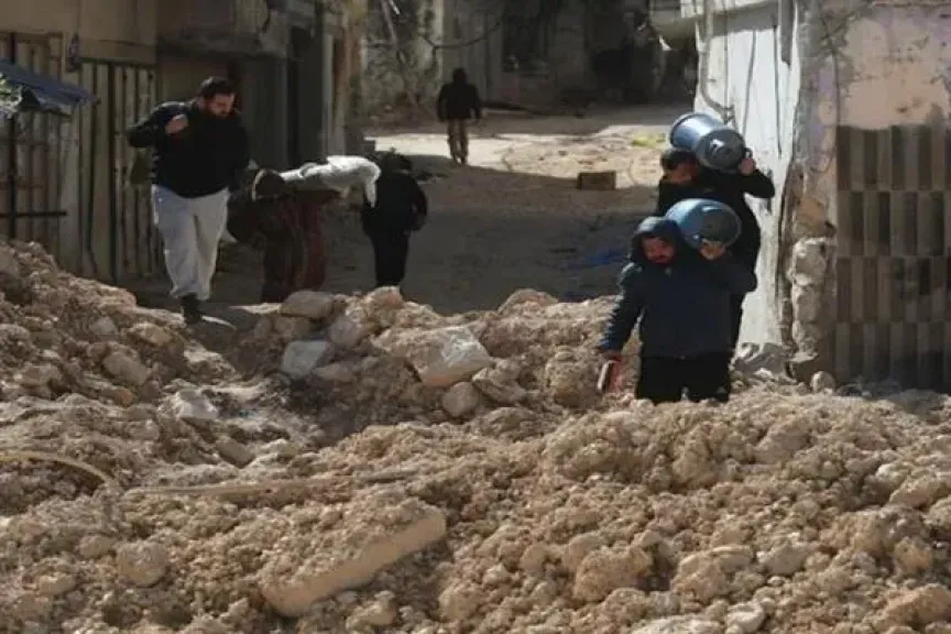 فلسطينيون يحملون أمتعتهم خلال نزوحهم في طولكرم - أرشيفية