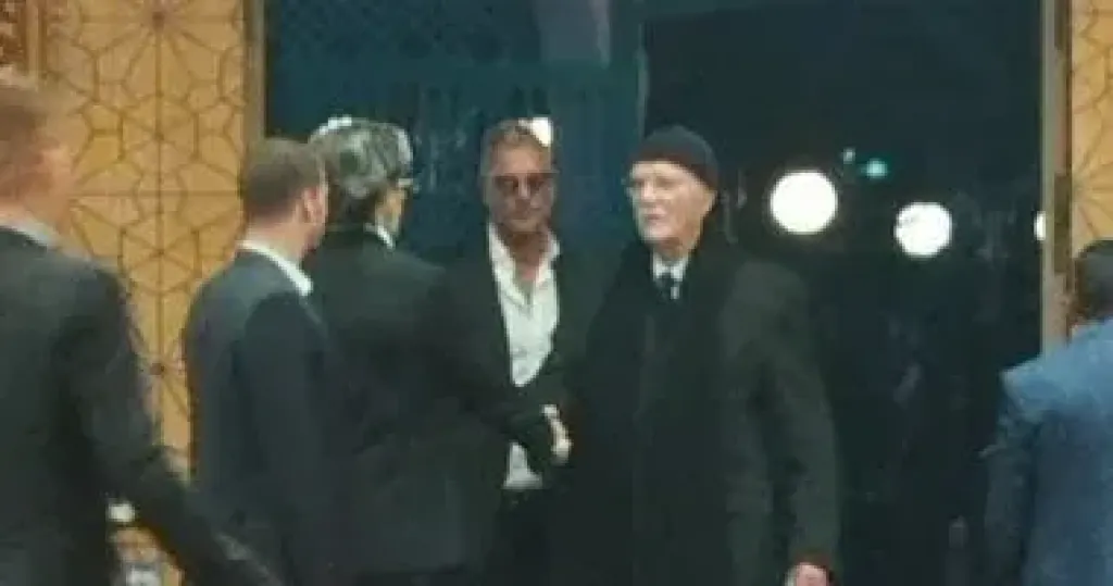 تامر هجرس يتلقى عزاء والدة زوجته