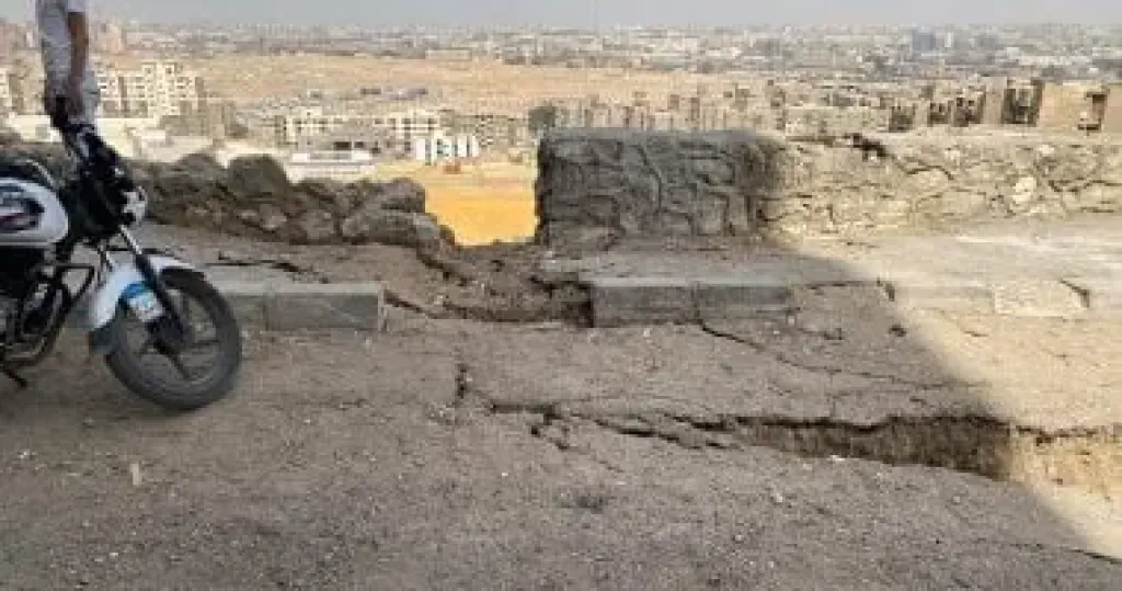 شقوق أرضية أسفل بلوكات منطقة شمال الحرفيين