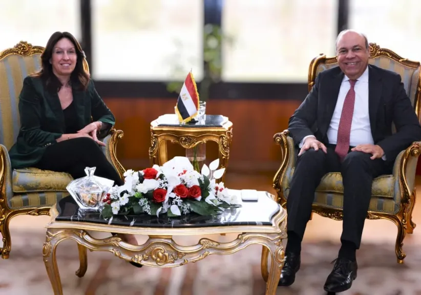 وزير الطيران المدني  و مسئولي شركة مطارات أبوظبي 