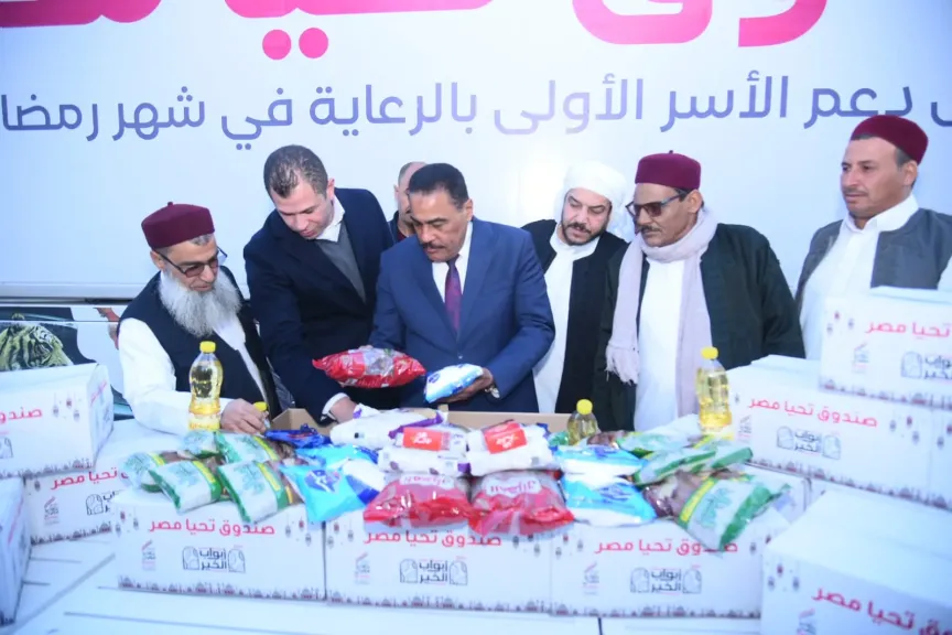 محافظ مطروح يتفقد المواد الغذائية التى سيتم توزيعها على الأسر الأكثر احتياجا