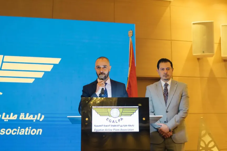 كابتن طيار علي رشدي رئيس رابطة طياري الخطوط الجوية المصرية  وكابتن طيار  خالد رفعت نائب رئيس الرابطة  يرحبون بقيادات الطيران المدني  في حفل الافطار 