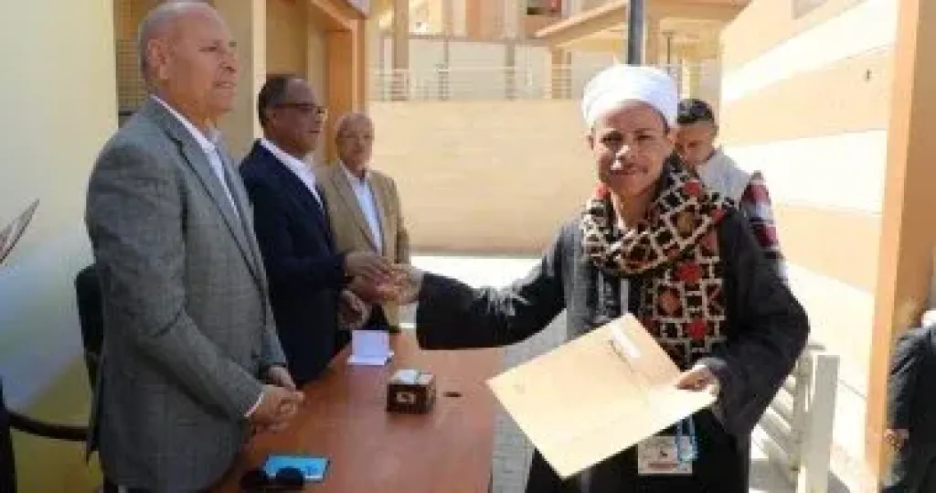 تسليم الدفعة الأولى من عقود الباعة