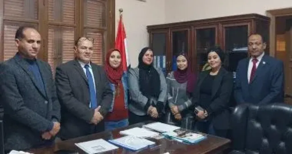 تسليم عقود عمل جديدة لشباب محافظة القاهرة
