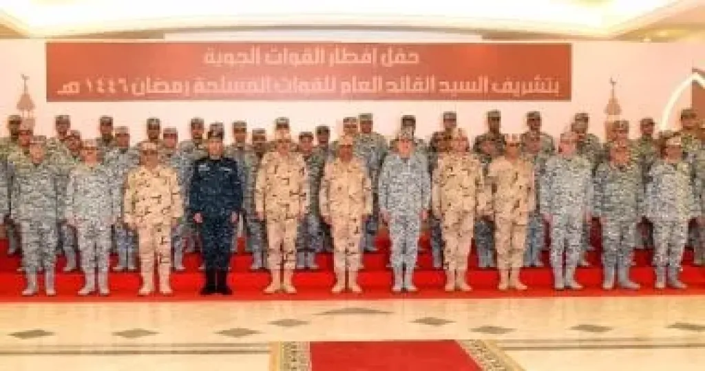 وزير الدفاع يشارك مقاتلى القوات الجوية تناول وجبة الإفطار