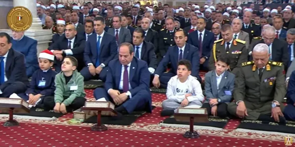 السيد الرئيس يستمع إلى خطبة عيد الفطر المبارك بمسجد المشير طنطاوي