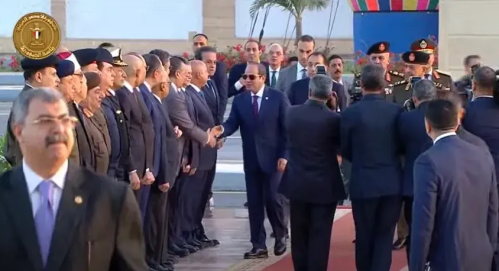 السيد الرئيس عبدالفتاح السيسي يصل مسجد المشير طنطاوي لأداء صلاة عيد الفطر المبارك